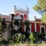 Altri splendidi edifici abbandonati sono la bella Villa Elena, situata sempre su via Bitritto, tra la sede della Peroni e Santa Fara. Si contraddistingue per una facciata tripartita da paraste e al centro grandi archi architravati, tutti elementi bianchi che ben si abbinano con le sue pareti rosse